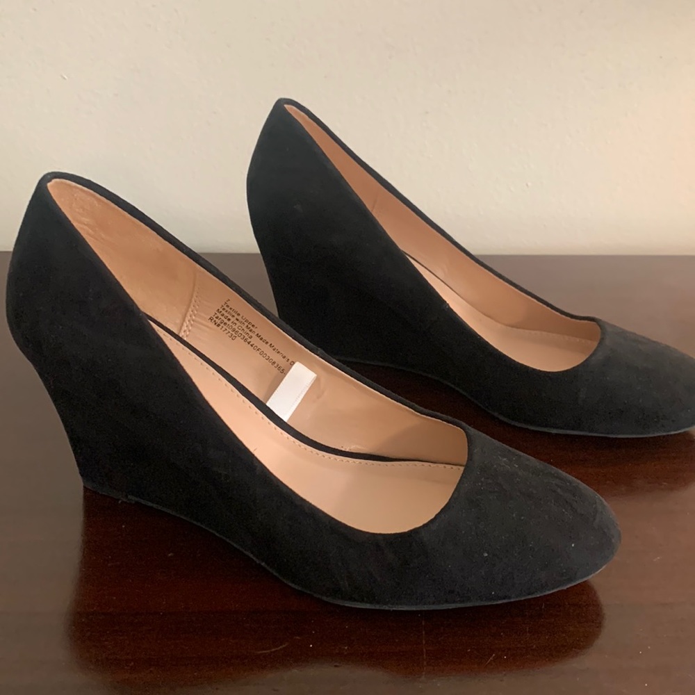 Black wedges
